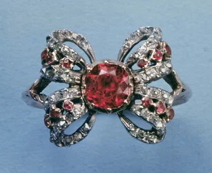 Anel em forma de arco, c.1760 rubi e diamante